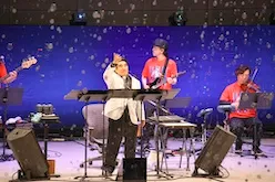 過去の武道館公演を塗り替えた、“黄金の龍神”飛び回る一夜『深見東州 武道館あら楽しいコンサート！』レポート - QJWeb クイック・ジャパン ウェブ