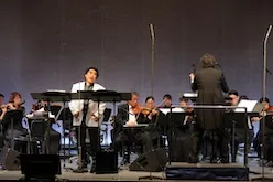 歌声のプレゼントにあふれる音楽愛を込めて『深見東州コンサート with オーケストラ』レポート - QJWeb クイック・ジャパン ウェブ